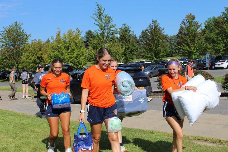 Student Athletes help new students move in Fall 2023